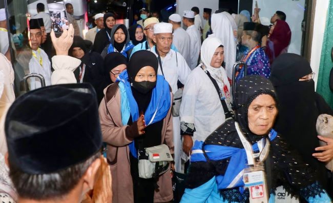 442 Jemaah Haji Kloter 1 Debarkasi Batam Tiba di Tanah Air, Disambut Haru di Asrama Haji
