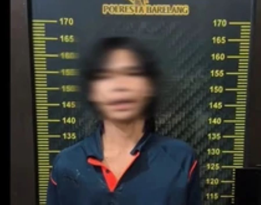 Pencuri Tutup Hidran di Batam Ditangkap, Aksinya Nyanyi ‘Di Antara Aku dan Besi’ di Kantor Polisi Viral di Medsos