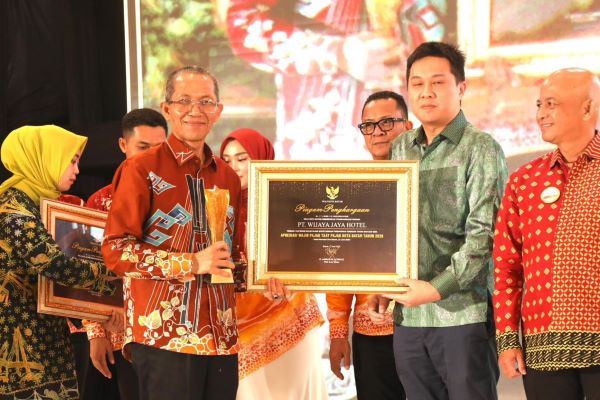 Batam Masuk 5 Besar Daerah Terkaya dan Mandiri di Indonesia, Amsakar Beri Penghargaan Wajib Pajak Terbaik