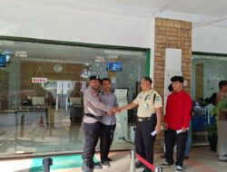 Bhabinkamtibmas Polsek Sekupang Sambangi Pos Satkamling, Ajak Warga Perkuat Keamanan Lingkungan