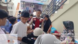 Polsek Sekupang Bagikan 40 Paket Makanan dalam Program Jumat Berkah