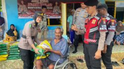 Polwan Polresta Barelang Bagikan Beras SPHP kepada Warga Kampung Monggak Lewat Program Jumat Berkah