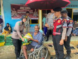 Polwan Polresta Barelang Bagikan Beras SPHP kepada Warga Kampung Monggak Lewat Program Jumat Berkah