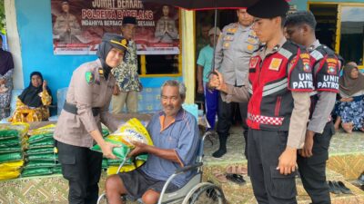 Polwan Polresta Barelang Bagikan Beras SPHP kepada Warga Kampung Monggak Lewat Program Jumat Berkah