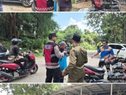 Polsek Sekupang Bagikan 25 Paket Makanan kepada Jamaah Lewat Program Jumat Berkah
