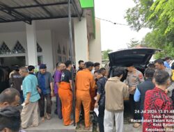 Polsek Batam Kota Bagikan 50 Nasi Kotak kepada Jamaah Masjid Thoriqul Jannah Lewat Program Jumat Berkah
