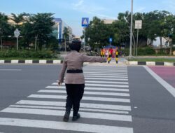 Polwan Polresta Barelang Kawal Keselamatan Siswa, Atur Lalu Lintas di Depan SDN 001 Sungai Panas