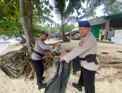 Satpolairud Polresta Barelang Bersihkan Kawasan Wisata Nongsa Pantai