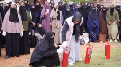 Srikandi PLN Batam Tanamkan Budaya Keselamatan di Pondok Pesantren Lewat Edukasi dan Simulasi APAR