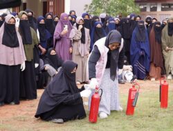 Srikandi PLN Batam Tanamkan Budaya Keselamatan di Pondok Pesantren Lewat Edukasi dan Simulasi APAR