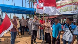 Sambut HUT ke-81 RI, Polresta Barelang Bagikan Ratusan Bendera Merah Putih dan 100 Paket Bansos di Sembulang