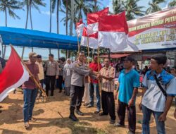 Sambut HUT ke-81 RI, Polresta Barelang Bagikan Ratusan Bendera Merah Putih dan 100 Paket Bansos di Sembulang