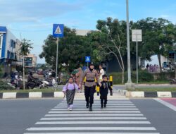 Polwan Polresta Barelang Amankan Penyeberangan Siswa SDN 001 Sungai Panas