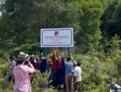 Tolak Pembangunan Sekolah Rakyat, Warga Bongkar Plang di Lokasi Proyek