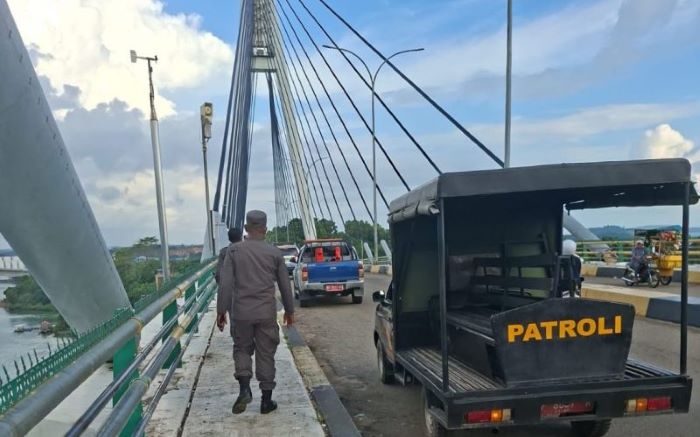 Parkir Liar Masih Bandel di Jembatan Barelang, Dishub Ancam Derek Kendaraan