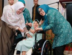 Momen Haru di Batam! Erlita Amsakar Serahkan 30 Kursi Roda untuk Penyandang Disabilitas