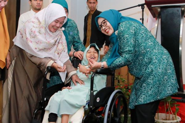 Momen Haru di Batam! Erlita Amsakar Serahkan 30 Kursi Roda untuk Penyandang Disabilitas
