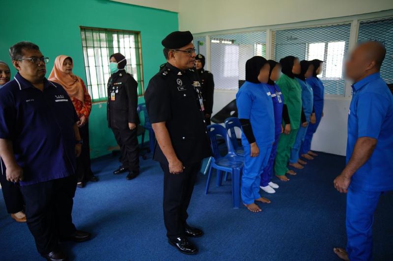 Kisah Haru Jelang HUT RI, 107 WNI di Penjara Malaysia Terima Bantuan dari KJRI Johor Bahru