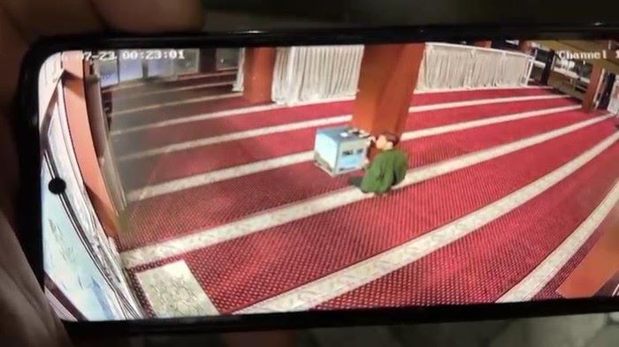 Heboh di Batam! Video Percobaan Pencurian Kotak Infak Masjid Viral, Pelaku Mengaku Lapar