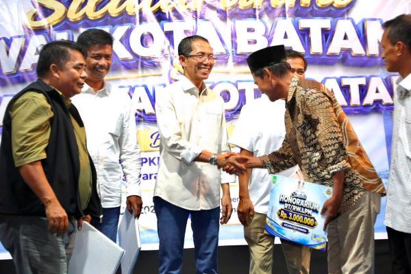 Program Amsakar-Li Claudia Banjir Apresiasi, Warga Nongsa Rasakan Manfaat Seragam Gratis hingga Beasiswa