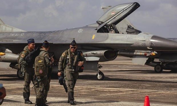 Langit Batam Bergemuruh! 6 Jet Tempur F-16 TNI AU Pukau Ribuan Warga di Open Base Lanud Hang Nadim