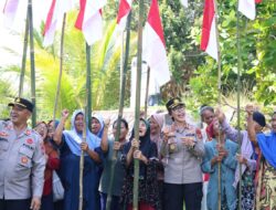 Polda Kepri dan Insan Pers Bagikan Ratusan Bendera Merah Putih serta Bansos di Belakang Padang