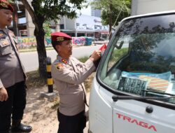 Ditresnarkoba Polda Kepri Bagikan 200 Bendera Merah Putih dan Sembako untuk Warga Tanjung Uma