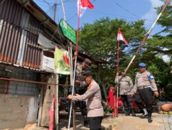Polsek Batam Kota Bagikan 50 Bendera Merah Putih kepada Warga Ruli Belian Perpat