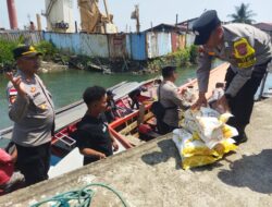Sambut HUT RI ke-81, Polsek Belakang Padang dan Kabid Humas Polda Kepri Bagikan Bendera Merah Putih serta Bansos