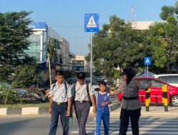 Polwan Polresta Barelang Bantu Siswa SDN 001 Sungai Panas Menyeberang dengan Aman