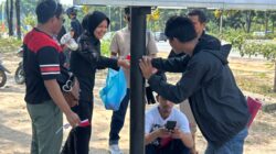 Polresta Barelang Bagikan Bendera Merah Putih kepada Pengendara Sambut HUT Ke-81 RI