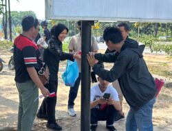 Polresta Barelang Bagikan Bendera Merah Putih kepada Pengendara Sambut HUT Ke-81 RI