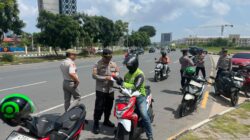 Polresta Barelang Bagikan Bendera Merah Putih hingga Wilayah Pesisir Sambut HUT Ke-81 RI