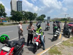 Polresta Barelang Bagikan Bendera Merah Putih hingga Wilayah Pesisir Sambut HUT Ke-81 RI