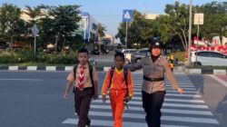 Polwan Polresta Barelang Kawal Pelajar, Lalu Lintas Depan SDN 001 Sungai Panas Diatur