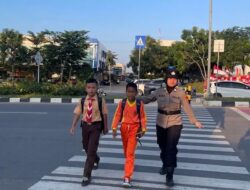 Polwan Polresta Barelang Kawal Pelajar, Lalu Lintas Depan SDN 001 Sungai Panas Diatur