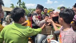 Jumat Berkah Polsek Sekupang, Bagikan 25 Nasi Bungkus kepada Jamaah Masjid Al Hidayah