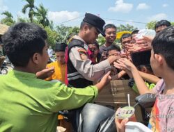 Jumat Berkah Polsek Sekupang, Bagikan 25 Nasi Bungkus kepada Jamaah Masjid Al Hidayah