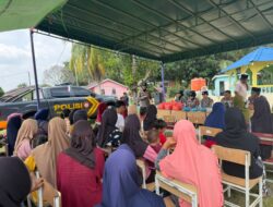 Polwan Polresta Barelang Berbagi Bingkisan untuk Anak Yatim di Kampung Belongkeng