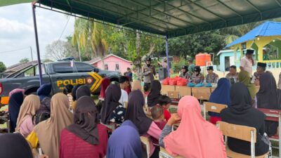 Polwan Polresta Barelang Berbagi Bingkisan untuk Anak Yatim di Kampung Belongkeng