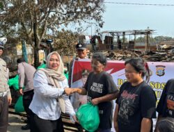 Polsek Batu Ampar Salurkan 50 Paket Sembako untuk Korban Kebakaran Pantai Stress