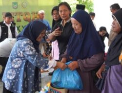 Haru! BAZNAS Batam Menembus Laut Antar 500 Paket Sembako untuk Warga 7 Pulau Hinterland