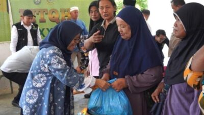 Haru! BAZNAS Batam Menembus Laut Antar 500 Paket Sembako untuk Warga 7 Pulau Hinterland