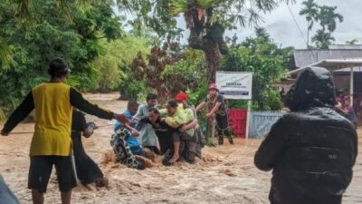 Hujan Deras Picu Banjir Parah di Padang, BPBD dan SAR Berpacu Selamatkan Warga