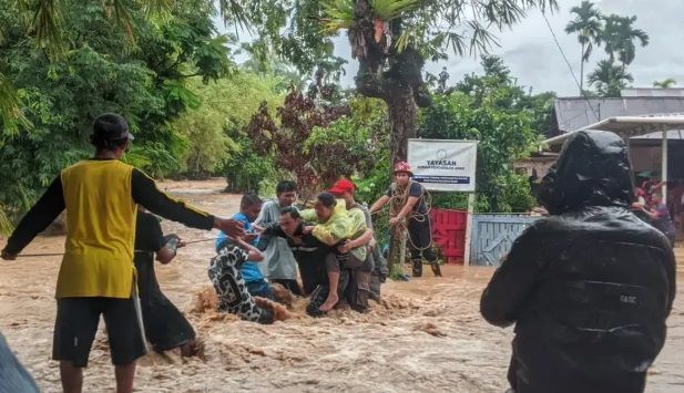 Hujan Deras Picu Banjir Parah di Padang, BPBD dan SAR Berpacu Selamatkan Warga