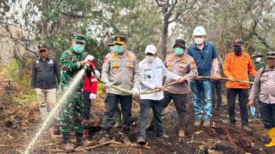 Karhutla Riau Makin Mengkhawatirkan, Kapolda dan Pangdam Turun Langsung Padamkan Api di Kerumutan