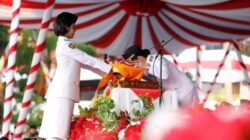 Upacara HUT RI di Batam Berlangsung Khidmat, Li Claudia Cium Bendera Merah Putih