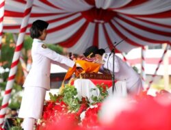Upacara HUT RI di Batam Berlangsung Khidmat, Li Claudia Cium Bendera Merah Putih