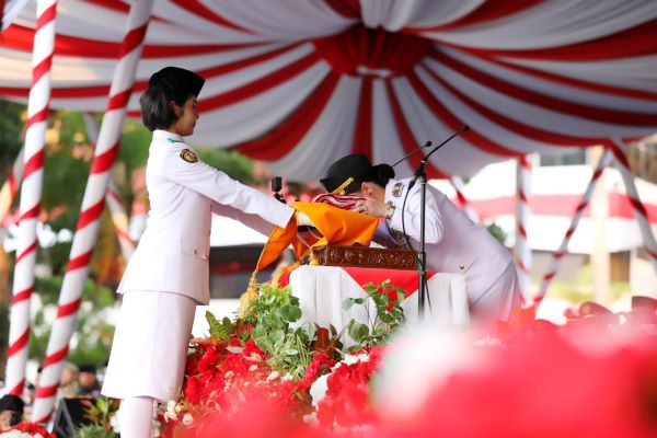 Upacara HUT RI di Batam Berlangsung Khidmat, Li Claudia Cium Bendera Merah Putih