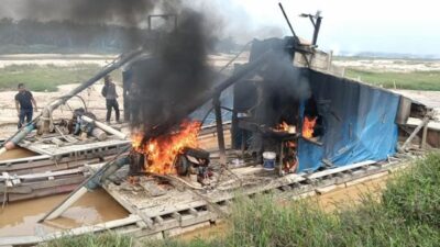 Polda Riau Bongkar PETI di Kuansing, 2 Tersangka Ditangkap! 388 Gram Emas dan Uang Rp972 Juta Disita